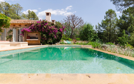 Piscina con zona de playa (poco profunda)